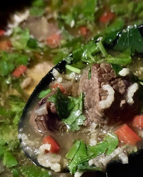 1. Этап. Харчо с орехами и сливой: Добавил нарубленную зелень с чесноком. Выдержал на нагреве еще три минуты и выключил агрегат. Во как получилось.