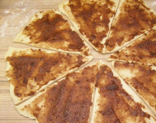 1. Этап. Печенье Рогалики с повидлом: 5. Раскатываем круглый пласт и делим его на равные части (6-8). Промазываем повидлом и заворачиваем каждый рогалик.