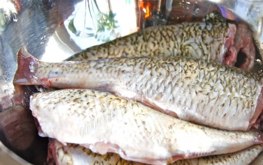 1. Этап. Плотва жареная: Отрежьте рыбе голову и выпотрошите её.