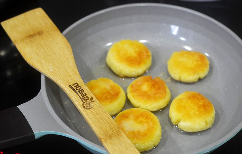 1. Этап. Сырники с кокосовой мукой: 5. Обжаривайте на сковороде с добавлением масла до золотистого цвета и готовности.
