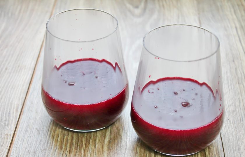 1. Этап. Свекольное желе: Теплую массу разложите по формочкам или как я в порционные бокалы и уберите в холодильник, после остывания, на несколько часов до полного застывания.