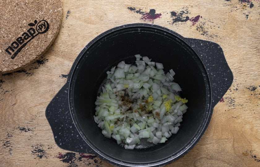 1. Этап. Магрибский суп: Репчатый лук нарежьте на мелкие кубики. Разогрейте кастрюлю с толстым дном. Добавьте лук, молотый тмин, корицу и мелко порубленный корень имбиря. На небольшом огне обжаривайте до мягкости лук примерно 7-8 минут.