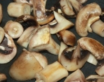 1. Этап. Салат с рыбной консервой: И минут 8 обжариваем на сковороде до выпаривания жидкости и легкого подрумянивания.