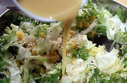 1. Этап. Салат с кукурузой: 3. В посуду, где у нас уже готовые листья салата и кукуруза, добавить кунжут и залить заправкой. Все хорошо перемешать. Выложить в салатницу и обсыпать немного сверху кунжутом. Красивый, легкий и очень вкусный салат готов. Удивляйте!