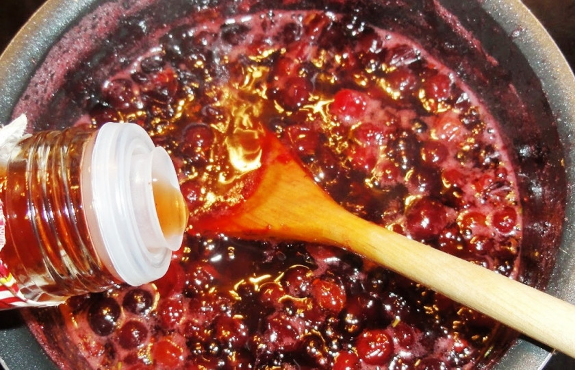 1. Этап. Клюквенно-имбирный соус: Добавьте измельченный розмарин и уксус. Варите около 15 минут на медленном огне до загустения. Перед использованием охладите.