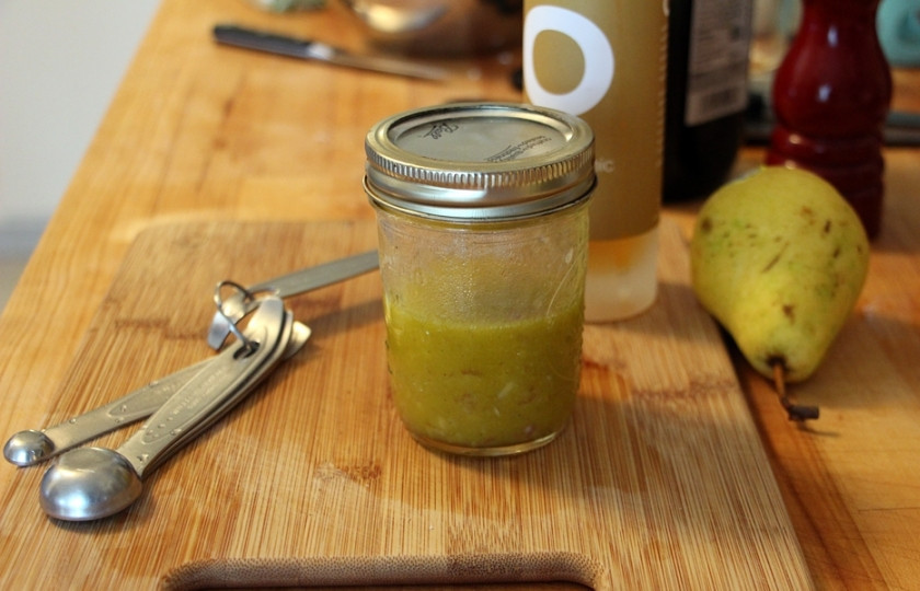 1. Этап. Салат Радичио: 3. Грушу оставьте большими ломтиками, а сыр - крупными кубиками. Смешаем между собой оливковое масло, соевый соус, часть зелени и немного майонеза, чтоб вышел примерно такой консистенции соус. Заправляем им салат.