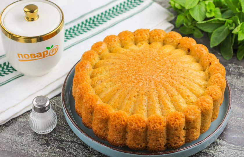 1. Этап. Пирог на сливочном масле: Извлеките пирог на сливочном масле из формы и остудите на холоде примерно 1 час.