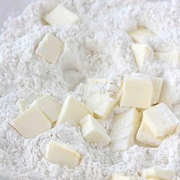 1. Этап. Лепешки с черникой: 1. В большой миске смешать муку, сахар, разрыхлитель и соль. Разрезать на кусочки сливочное масло и добавить в мучную смесь. Перемешать, пока смесь не будет напоминать крошки.