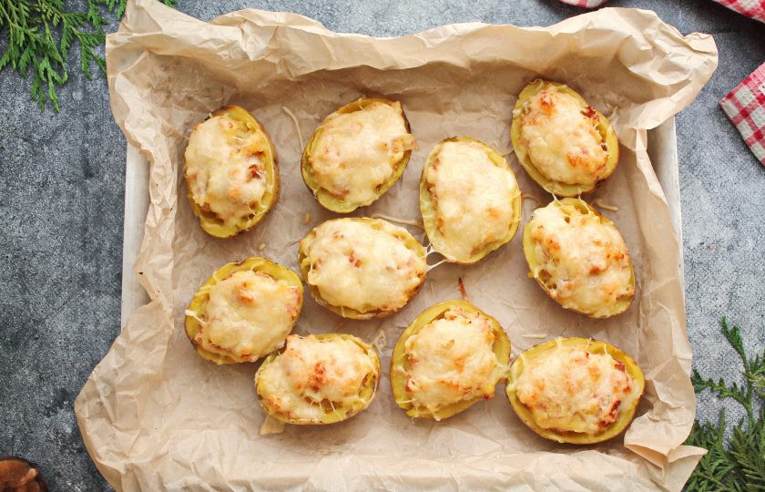 1. Этап. Запеченный картофель с беконом и сыром: Противень с картофелем поставьте в горячую духовку и запекайте при температуре 180 градусов в течение 15-20 минут, до золотистой корочки. Готовый запеченный картофель с беконом и сыром достаньте, украсьте зеленью и сразу подавайте к столу.