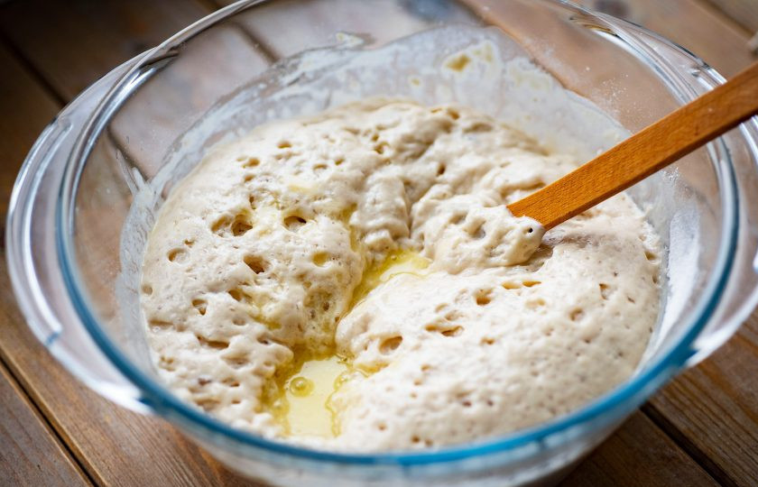 1. Этап. Булочки с яблоком и корицей из дрожжевого теста: Эту смесь залейте к опаре и все перемешайте.