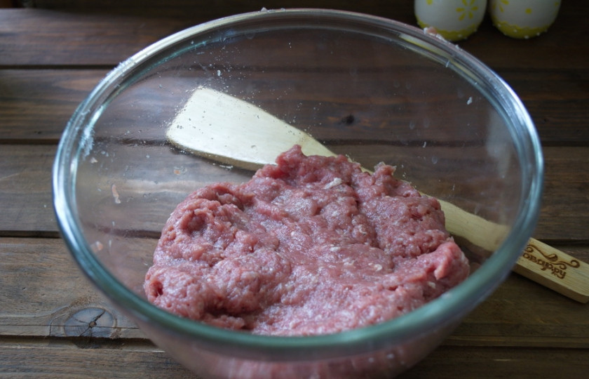 1. Этап. Мясной рулет с грибным соусом: Вбейте 1 яйцо. Снова вымешайте. Фарш должен стать однородным, плотным. Вода полностью впитается.