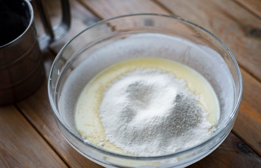 1. Этап. Панкейки на йогурте пышные: Просейте муку с разрыхлителем.