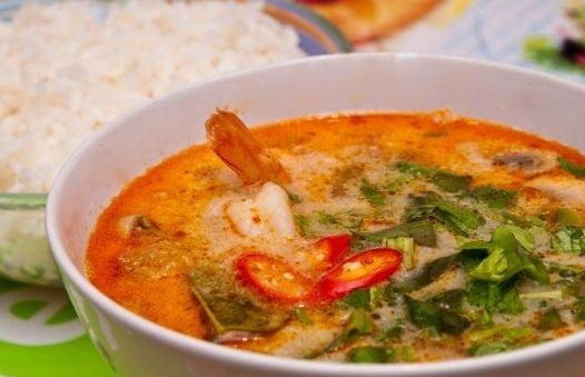 1. Этап. Суп Том ям с креветками: 5. Варим суп еще минутку, а после выключаем. Моем и нарезаем зелень и перец чили, добавляем их непосредственно в тарелку. Если в тарелку попадают листья лайма, лемонграсс и галангал, их обязательно вынимаем, ни в коем случае не едим. Отдельно отвариваем рис. Традиционно подаем его к горячему супу.