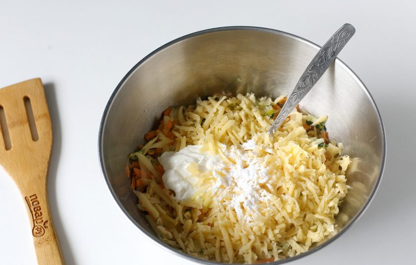 1. Этап. Овощная запеканка для детей: Добавьте тертый на терке сыр, яйцо, сметану и пропущенный через пресс чеснок.