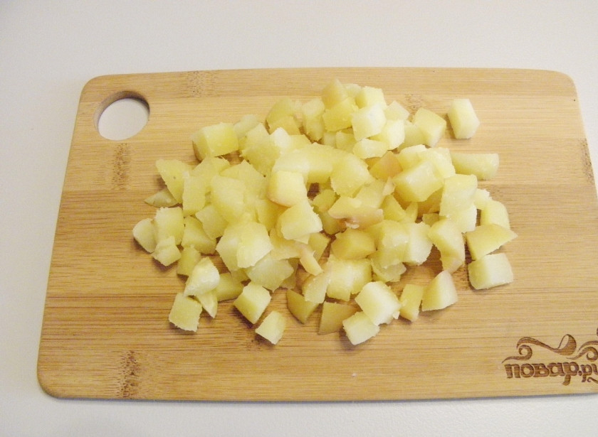 1. Этап. Салат с картошкой и сыром: Порежьте картофель кубиками.