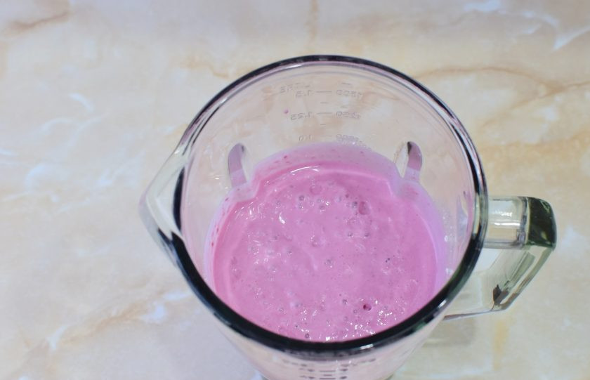 1. Этап. Смузи с творогом и малиной: На максимальной мощности измельчите все до однородного состояния. Густоту напитка можно отрегулировать добавлением молока.