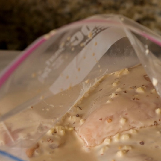 1. Этап. Курица по-филиппински с ананасами: В плотно закрывающийся пакет складываем слегка отбитые куриные грудки и маринад. Закрываем пакет, и отправляем курицу мариноваться в холодильник как минимум на 4 часа, а лучше - на ночь.