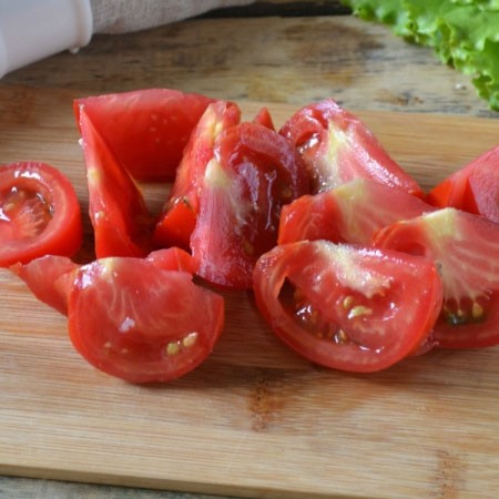 1. Stage. Buckwheat Warm Salad: Slice the tomatoes, you can use cherry tomatoes or ordinary.