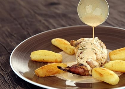 1. Этап. Кролик в горчичном соусе с коньяком: Подавайте кролика горячим, щедро полив соусом.