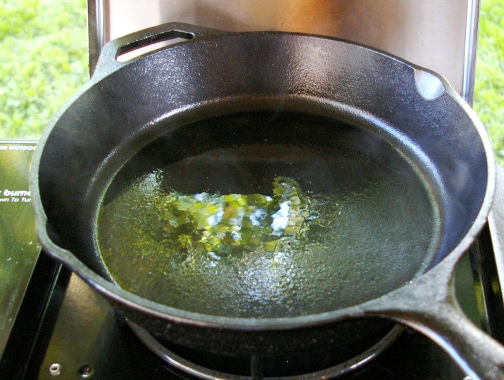 1. Этап. Стейк из свинины на сковороде: 3. На огонь поставить сковороду с толстым дном. Она должна как следует прогреться.