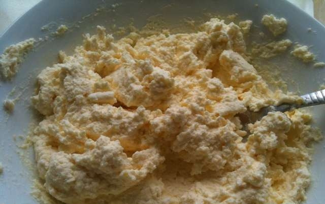 1. Этап. Ленивые ватрушки с творогом: В пиалке смешайте протертый творог (лучше брать средней жирности), яйца и сахар. Хорошенько перемешайте все ингредиенты, чтобы получилась однородная масса.