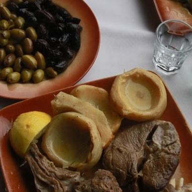 1. Этап. Баранина с артишоками: Подавать баранину с артишоками лучше всего с оливками и ракией. Ааах, как аппетитно выглядит все на фотографии, аж слюнки текут :)