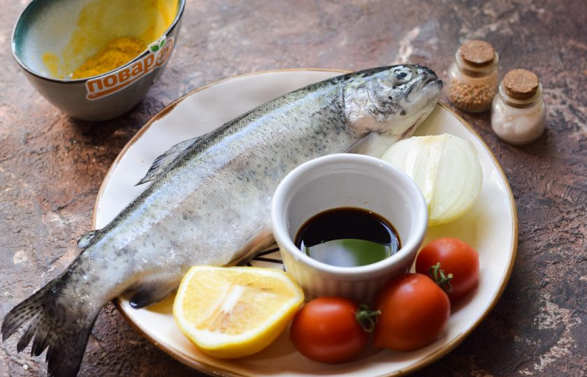 1. Этап. Форель в пергаменте в духовке: Подготовьте ингредиенты. Рыбу очистите и удалите чешую, внутренности, ополосните и просушите.