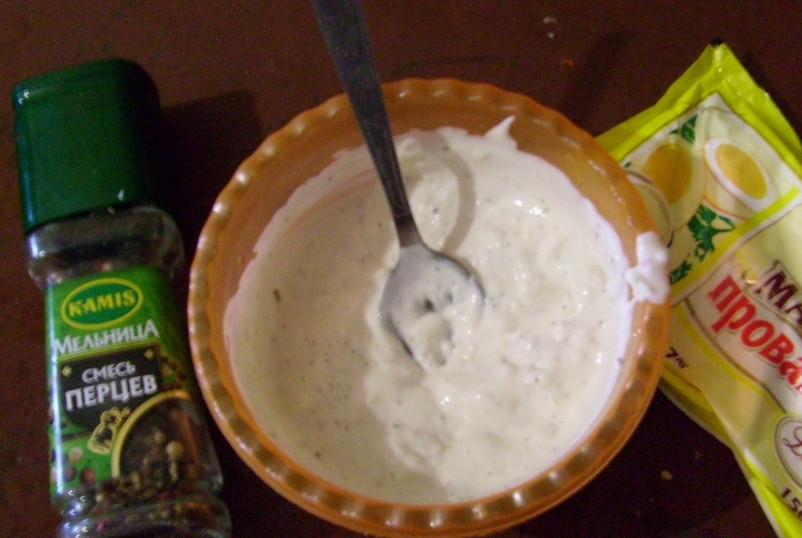 1. Этап. Картофельные зразы отварные: Для соуса в небольшой пиалке смешайте нежирный майонез, натертый на терке или пропущенный через пресс чеснок, молотый перчик. Майонез можно заменить на сметану.