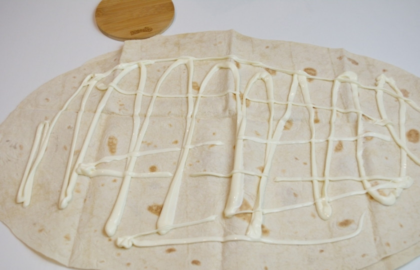 1. Этап. Жареный лаваш с колбасой и сыром: Лист лаваша расстелите на столе. Я смазала одну сторону лаваша майонезом, но этого можно и не делать. С майонезом лаваш сочнее выходит.