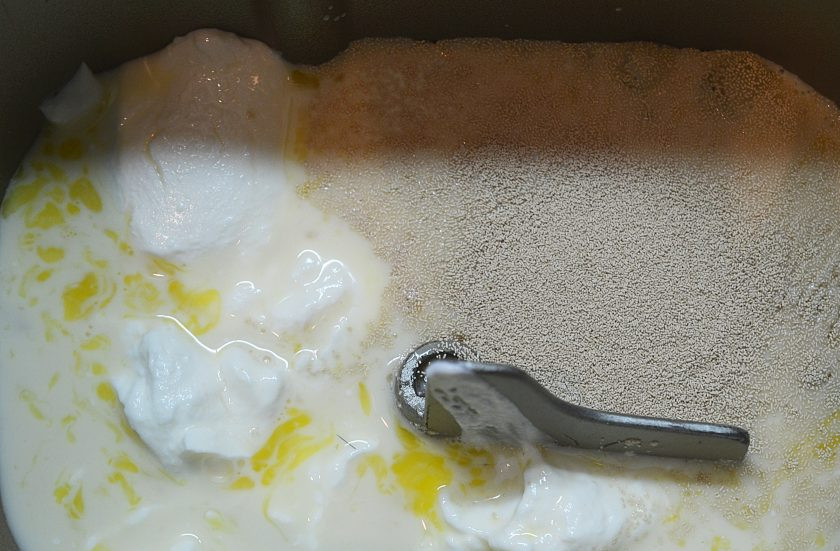 1. Этап. Пасхальный кулич в хлебопечке: 3. В чашу хлебопечки вылейте яичную массу, добавьте творог, сахар и дрожжи.