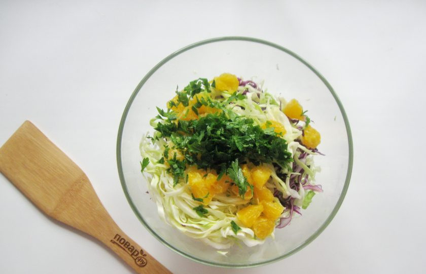 1. Этап. Салат Три капусты: Петрушку нарежьте и выложите в салат.