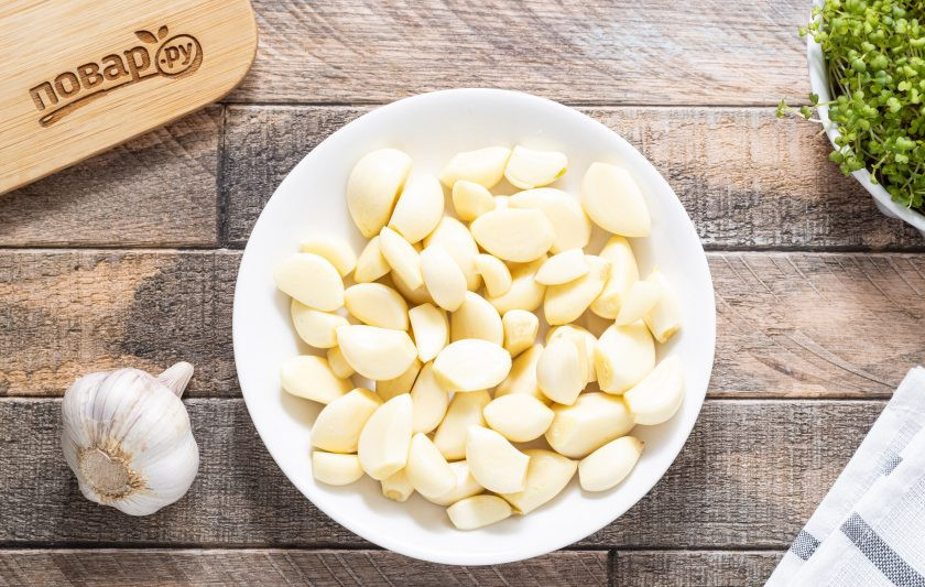 1. Этап. Икра из чеснока на зиму: Чеснок очистите от шелухи и разделите на зубчики. Их тоже очистите.