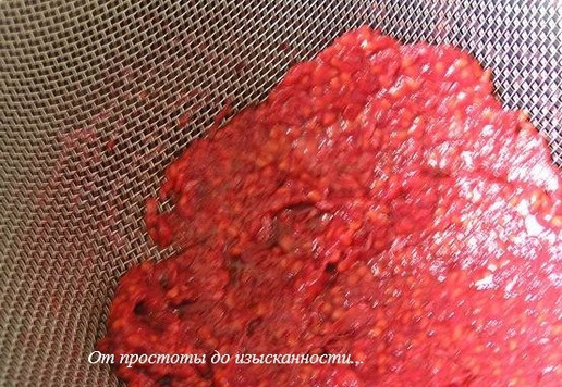 1. Этап. Лимонно-малиновое пирожное: А пока протрите малину через сито.