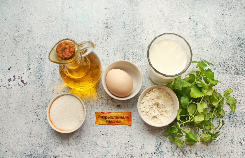 1. Этап. Мятные кексы: Подготовьте все необходимые ингредиенты для приготовления мятных кексов. Мяту переберите, сполосните и обсушите.