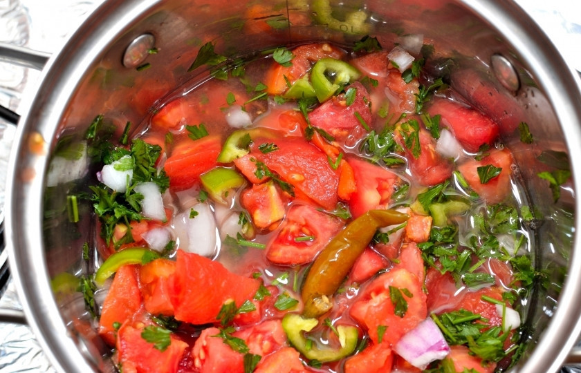 1. Этап. Соус сальса на зиму: Помидоры, репчатый лук и перец Халапиньо порежьте на небольшие кусочки. Сложите в кастрюлю, туда же целиком выложите консервированные перчики чили. залейте водой и доведите до кипения.