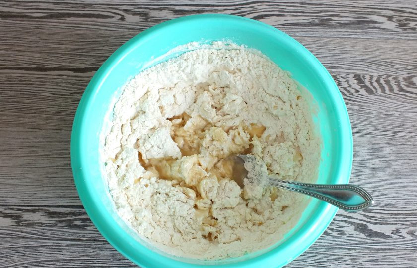 1. Этап. Жаворонки на Сретение: Слегка перемешайте, влейте масло и начните замес ложкой. Постепенно подсыпайте оставшуюся муку. Месите руками до получения мягкого и эластичного теста.