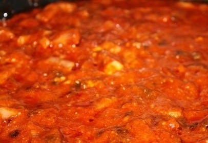 1. Этап. Паста с грибами в томатном соусе: 4. Добавляем немного воды и тушим около пяти минут на слабом огне. При желании можно добавить зелень, но обязательное условие — приправа для пасты.