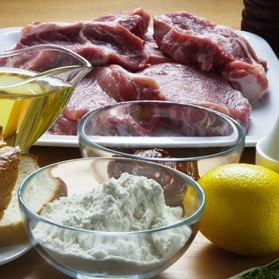 1. Этап. Свинина в панировке: Познакомьтесь с ингредиентами, необходимыми для приготовления этого блюда. Обращаю ваше внимание на девайс, который используется для эффективного отбивания мяса - тендерайзер. Если тендерайзера нет, можно отбить и традиционным методом.
