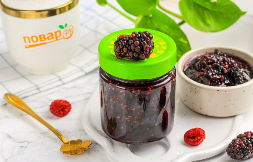 1. Этап. Варенье из ежевики и малины: Выложите варенье в горячую банку и сразу же закрутите на ней крышку. Переворачивать емкость не нужно. Остудите при комнатной температуре и отнесите в кладовую до зимы. Не забудьте оставить себе немного лакомства на пробу. Приятного вам аппетита!