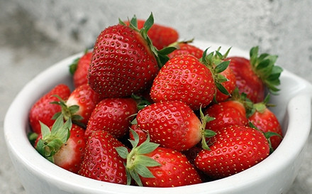 1. Этап. Клубничное мороженное на рисовом молоке: Клубнику помойте под проточной водой.