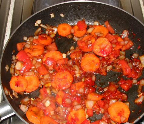 1. Этап. Мясо по-провански: 3. Добавить помидоры, томатную пасту и раздавленный зубчик чеснока, а также прованские травы, хорошо перемешать и переложить в кастрюлю. Готовить 5-7 часов или пока говядина и овощи окончательно не размякнут и не станут очень нежными.