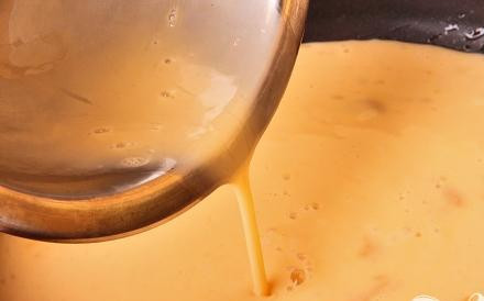 1. Этап. Салат из говядины с омлетом: 4. Получившуюся смесь выливаем на разогретую и смазанную маслом сковороду. Каждую сторону печем в течение трех минут. Готовый омлет кладем на пищевую пленку, сворачиваем в рулет и убираем на час холодильник.