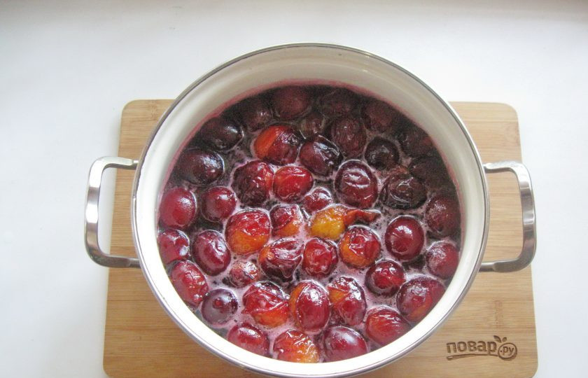1. Этап. Варенье из целых слив: Дайте сливе постоять час, чтобы она впитала немного сиропа. Затем доведите сливу в сиропе до кипения. Проварите 10 минут и выключайте. Если будет пена, то снимите её. Дайте варенью постоять 5-6 часов.
