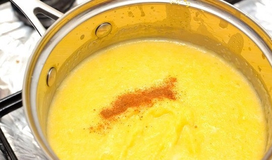 1. Этап. Каша кукурузная: 6. Добавьте сгущенку и корицу для аромата. Тщательно перемешайте и оставьте на огне еще минуты на 3-4.