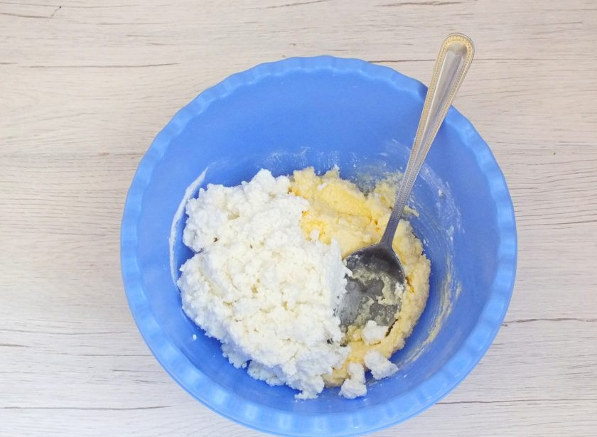 1. Этап. Булочки Даллас: Добавьте творог, перемешайте ложкой.