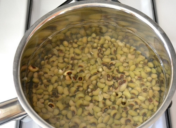 1. Этап. Салат из фасоли: 1. В кастрюлю наливаю воду, отправляю ее на огонь, затем кладу белую фасоль и отвариваю после закипания 45-50 минут.