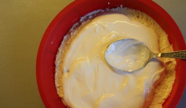 1. Этап. Вкусная творожная запеканка в духовке: 3. Форму для выпечки смажьте маслом, при желании присыпьте панировочными сухарями. Выложите тесто, равномерно распределяя его по форме. Верх смажьте сметаной.