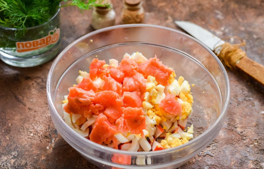 1. Этап. Салат Нептун с красной икрой: Красную рыбу нарежьте небольшими кусочками и выложите в салат.