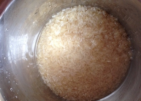 1. Этап. Крабовый салат обычный: Рис для салатов я всегда беру пропаренный, он не разваривается и не слипается в салате. Тщательно промываем рис, выкладываем его в кастрюльку, добавим соль и заливаем 0,5 л воды. Варим до готовности.