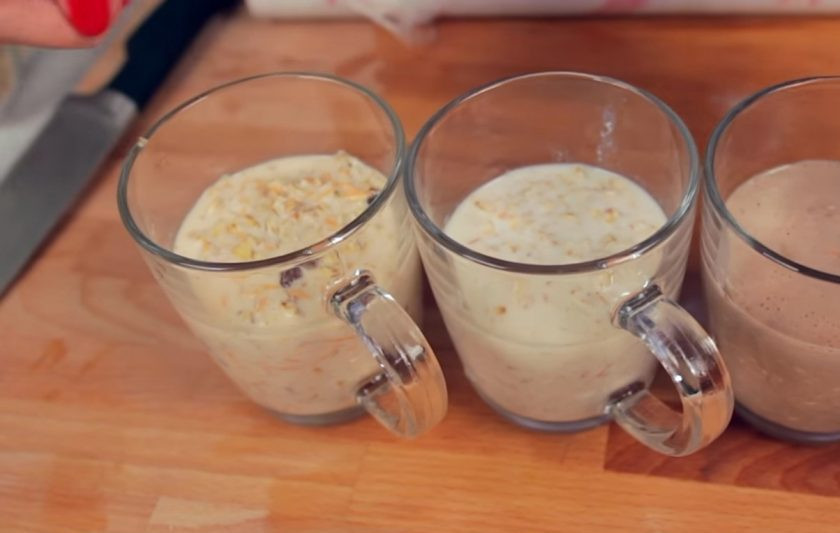 1. Этап. Ночная овсяная каша: 3. Далее перелейте каши в емкости, в которых вы будете их подавать, и накройте эти емкости крышкой или пищевой пленкой. Поместите каши в холодильник на ночь.